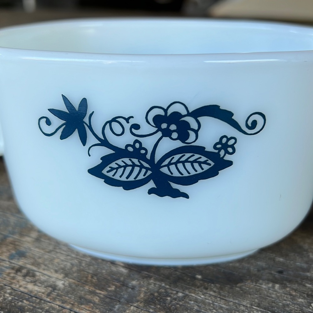 VINTAGE Pyrex milk glass gravy boat - EUC - 1970’s - Picture 4 of 6